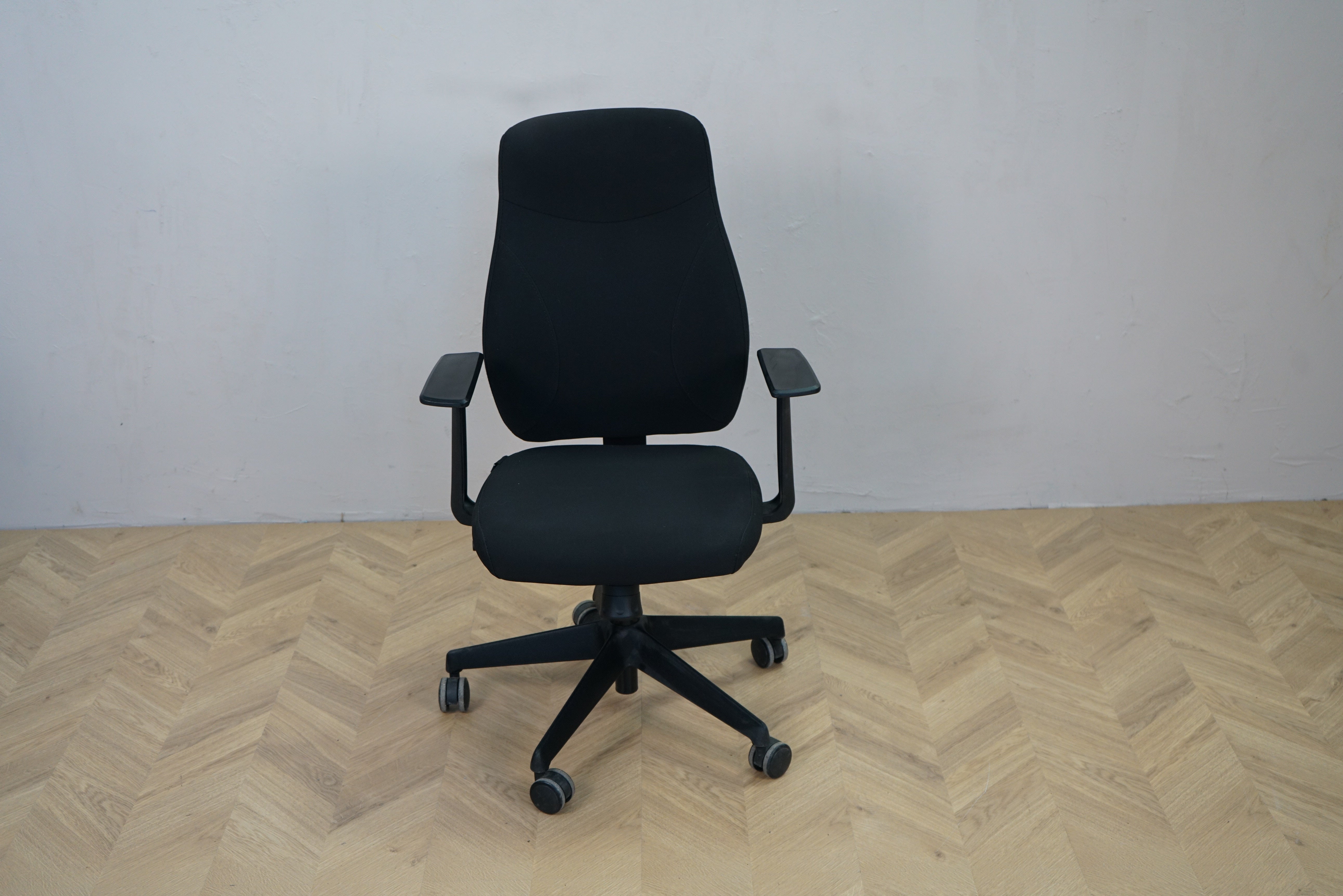 Canadian Ergo Eco 2 kontorstol i sort med armlæn, set forfra.